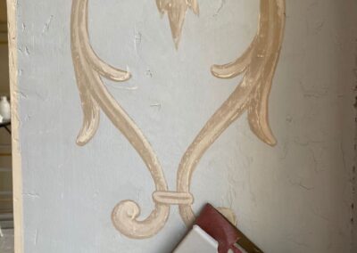Decorazioni murali e creazione di una testata da letto in stile